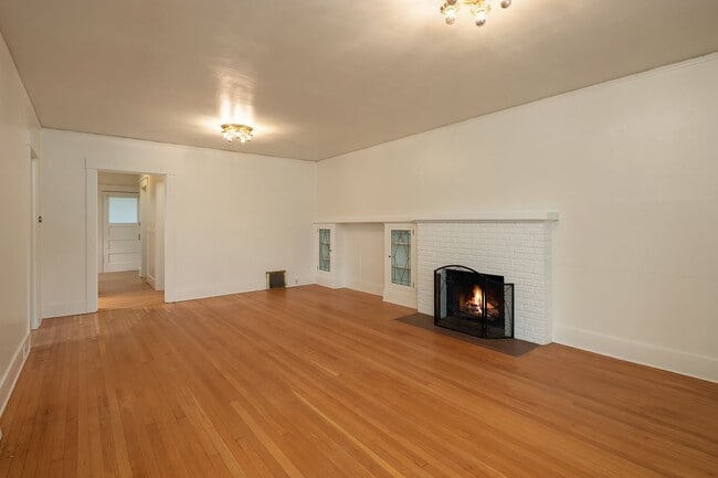 Building Photo - Charming 3 Bedroom In The Heart Of Stadium...