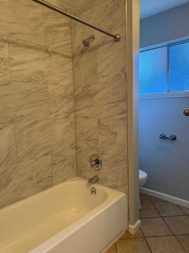 Building Photo - Spacious Waverly Park Home