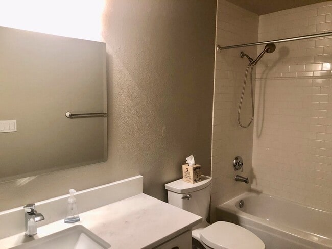 Building Photo - Remodeled Bellevue Condo