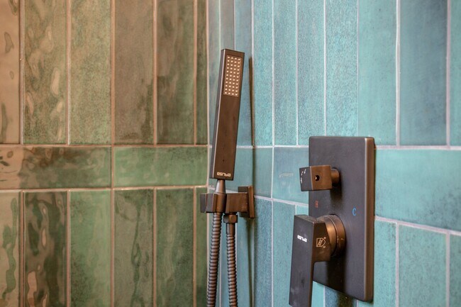 Building Photo - 2841 W Diamond St