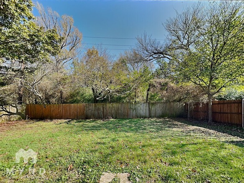 Building Photo - 837 Collins Blvd