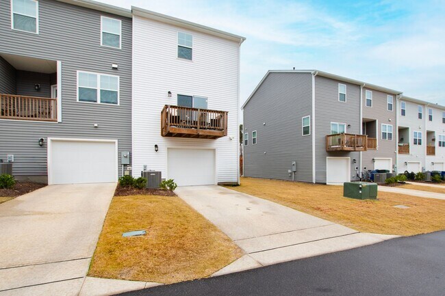 Building Photo - Modern 3-Bedroom Townhome in Magnolia Trace!