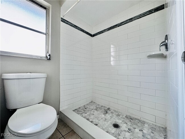 Building Photo - 706 SE 13th Ct