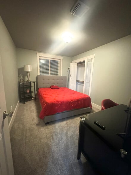 Building Photo - 1831 Lone Pine Dr