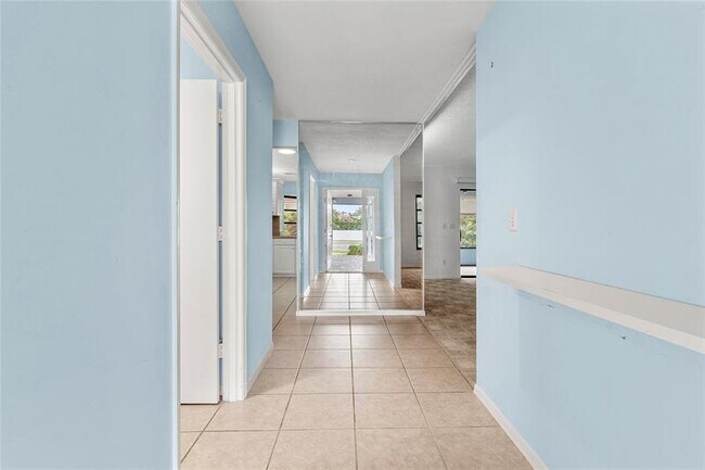 Building Photo - 2041 SE Floresta Dr