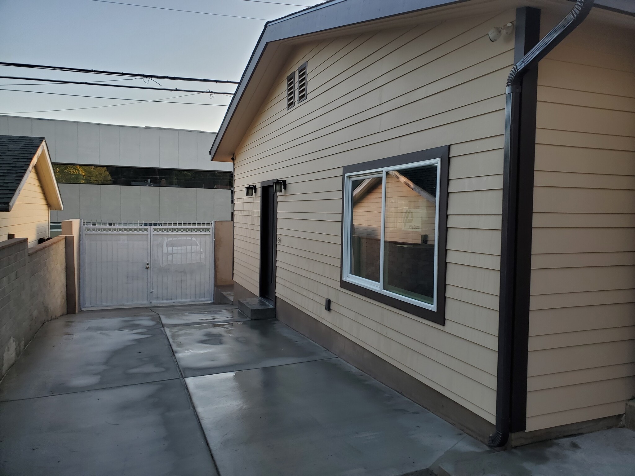 Building Photo - 3944 Vista Ct