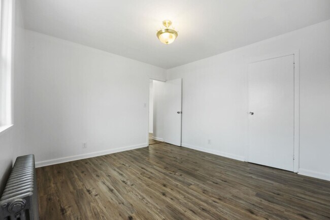Building Photo - 826 7th St