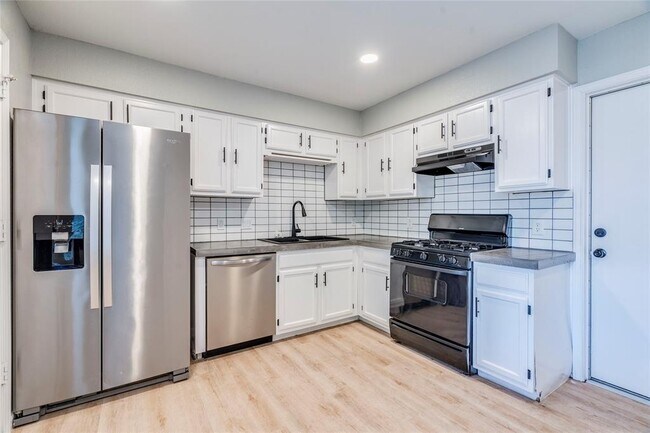 Building Photo - 13808 Lothian Dr