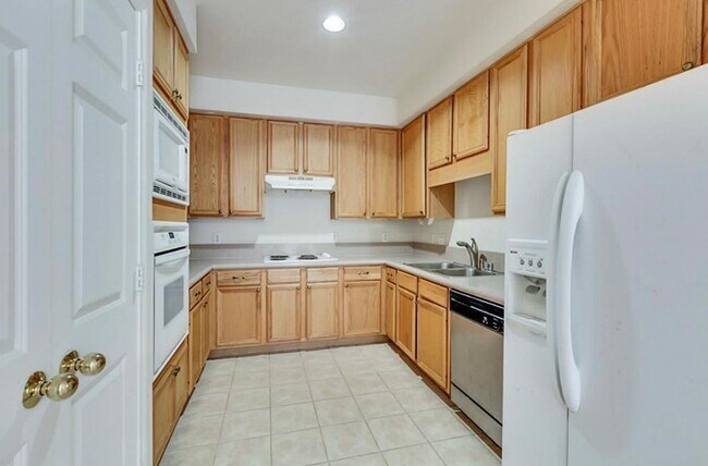 Building Photo - 12565 Piping Rock Dr