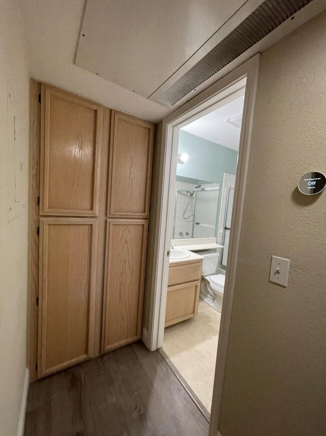 Building Photo - 2546 Alveswood Cir