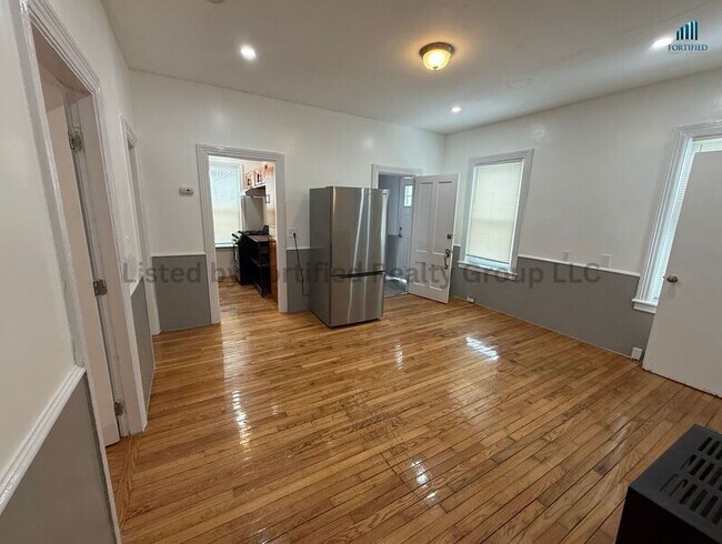 Building Photo - 42 Kilburn St