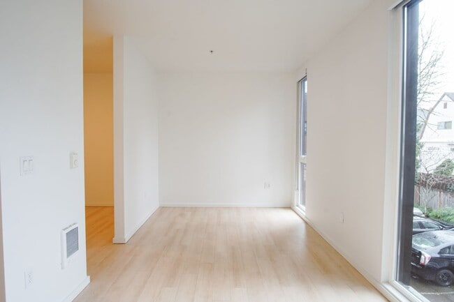 Building Photo - Buckman 2nd Floor Urban 1 Bdr with D/W & Washer/Dryer!