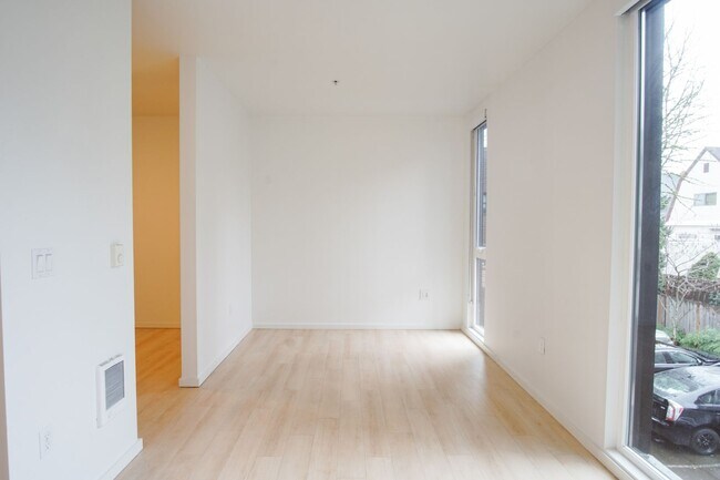 Building Photo - Check Out These Specials! Buckman 2nd Floor Urban 1 Bdr with D/W & Washer/Dryer!