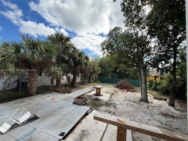 Building Photo - 816 5th St