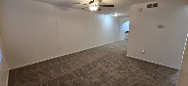 Building Photo - Beautiful 2 bedroom 2 bath Condo  New Paint and flooring throughout