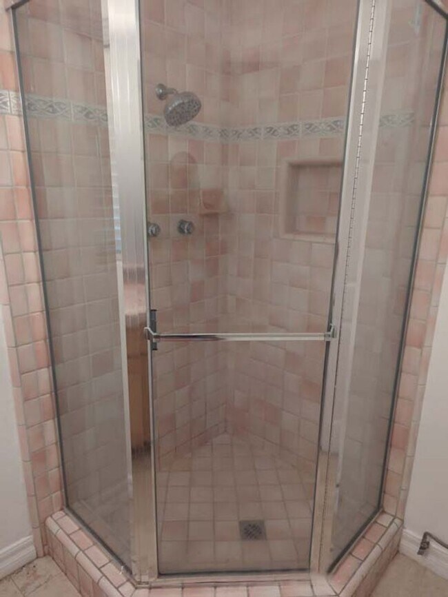 Building Photo - Beautiful and Spacious 4 Bed, 3 Bath Home ...