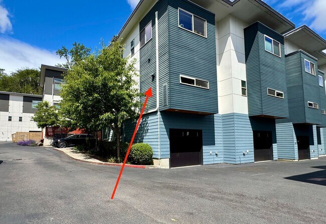 Building Photo - Beacon Hill Townhome