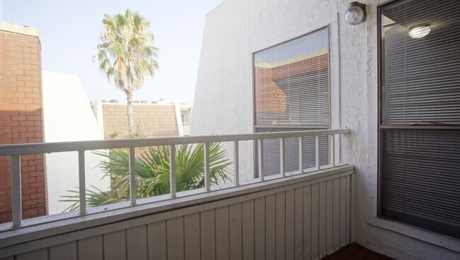 Primary Photo - Charming 1/1 in Gated Community