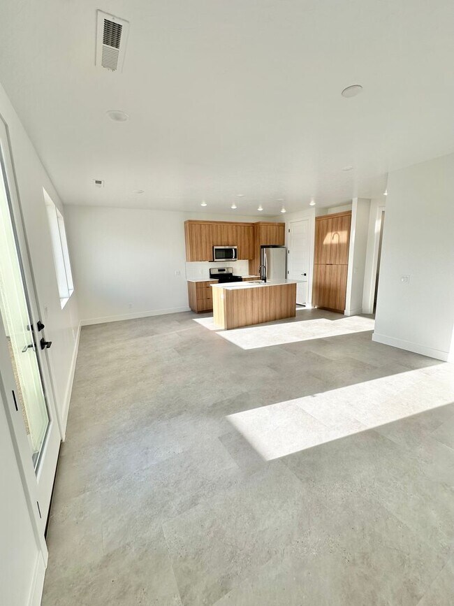 Building Photo - PET FRIENDLY!! HURRICANE TOWNHOME!