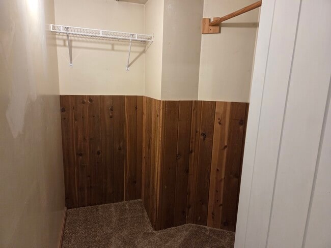 Building Photo - 2528 Beverly St E