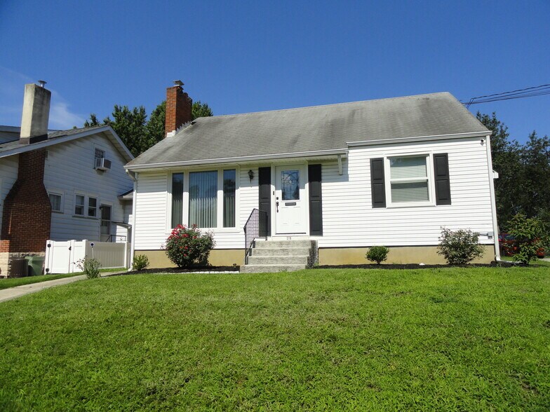 Primary Photo - 219 E Knight Ave