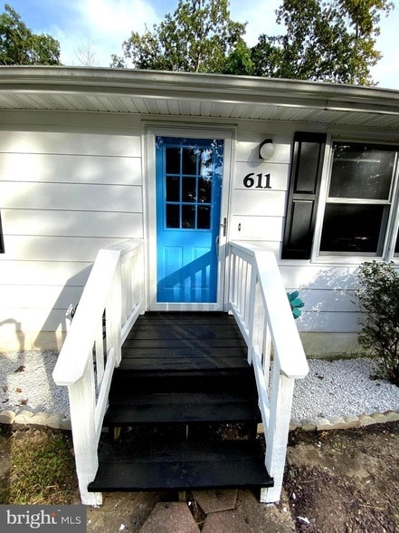 Building Photo - 611 Yorktown Blvd