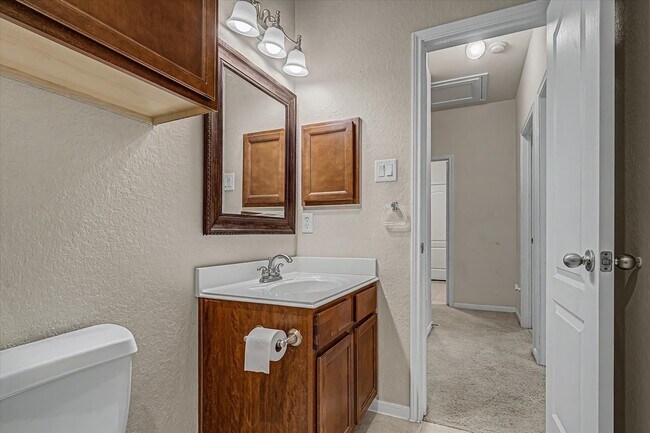 Building Photo - 623 W Newport Bend