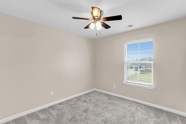 Building Photo - Convenient Location with Modern Amenities