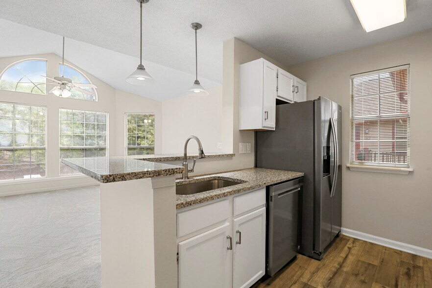 Open-concept kitchen - 903 Wentworth Ct