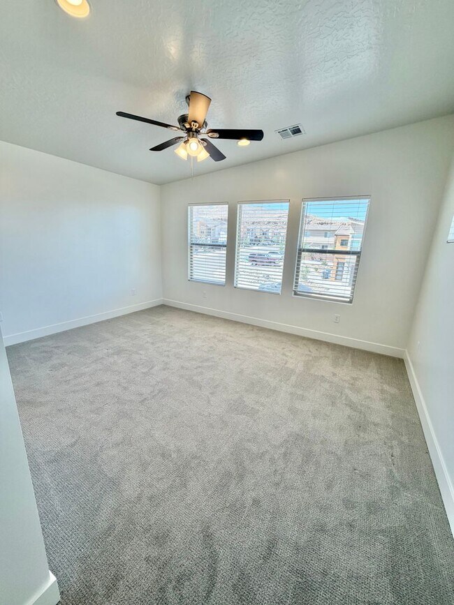 Building Photo - Beautiful 3 bed 2.5 bath Home!