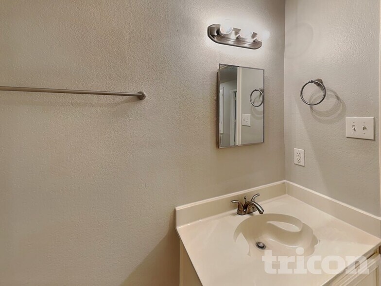 Building Photo - 2904 Crimson Clover Dr