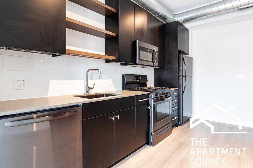 Building Photo - 931 W Belmont Ave