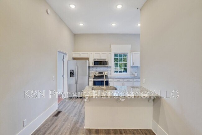 Building Photo - 309 W 33rd St