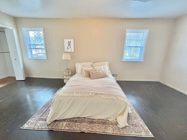 Building Photo - Spacious 3bd House | Driveway | Enclosed Porch