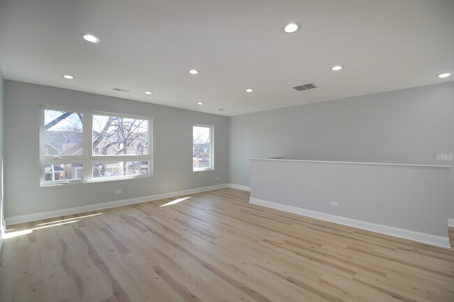 Building Photo - 836 N Parkside Ave