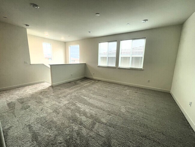 Building Photo - 5 Bedrooms Home in Russell Ranch