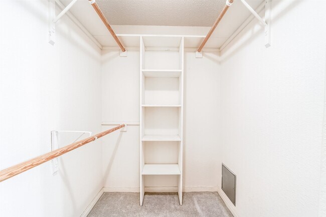 Building Photo - 351 Lakeside Ln