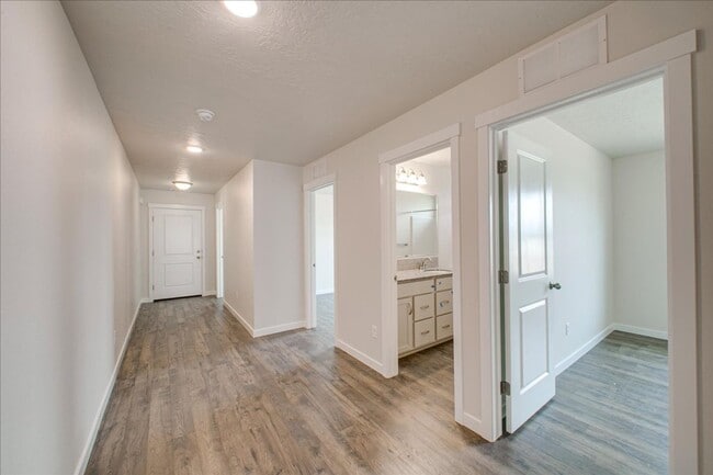 Building Photo - Beautiful 5 Bedroom Home in Nampa, Great L...