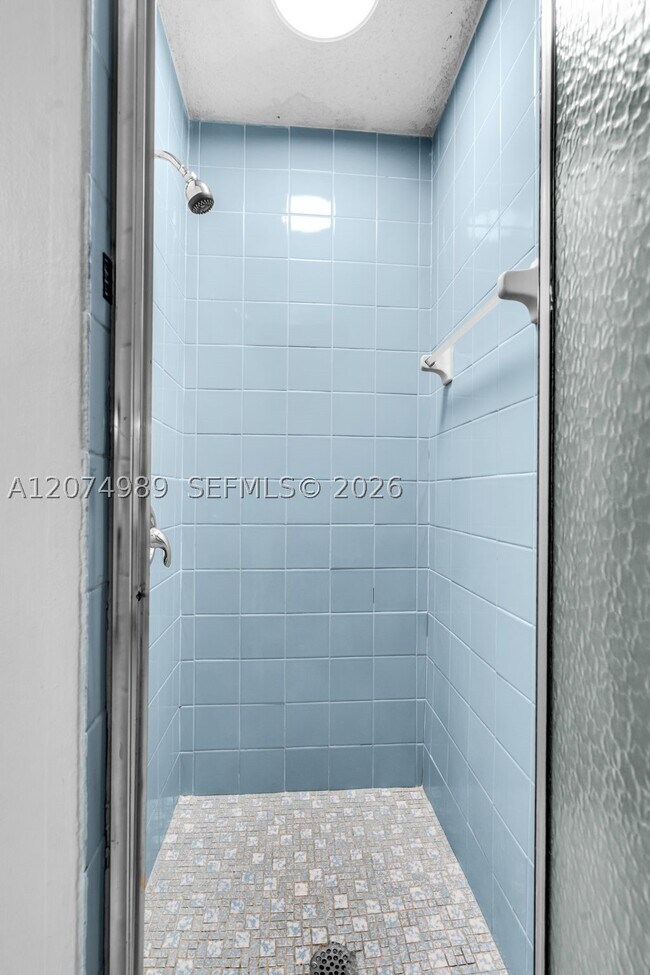 Building Photo - 627 W 68th St