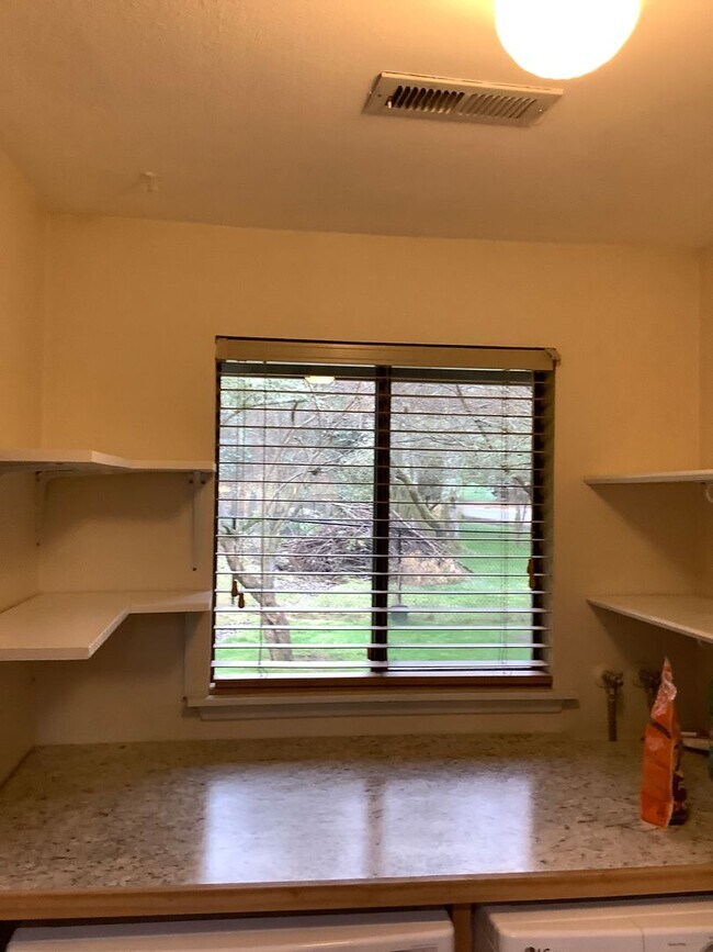 Building Photo - 1 STORY RAMBLER 3 BED 1.5 BATH IN PORT ORCHARD