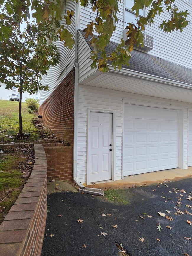 Building Photo - 105 Becky Dr