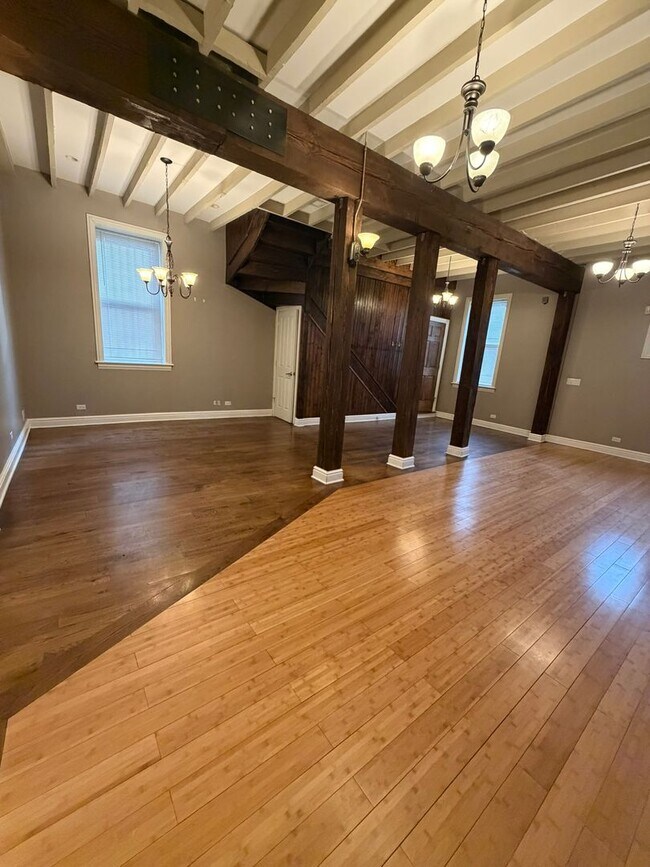 Building Photo - 1357 N Wolcott Ave