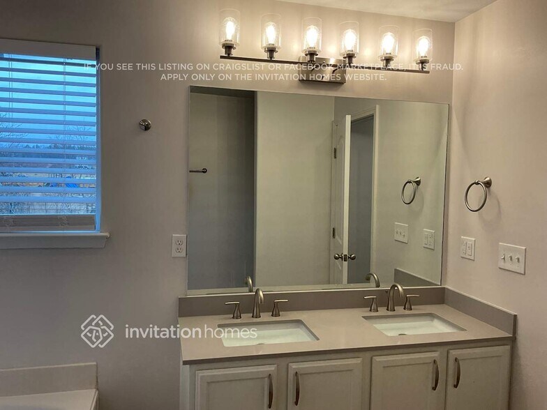 Building Photo - 2223 Dale View Dr