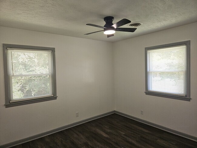 Building Photo - 415 College Dr