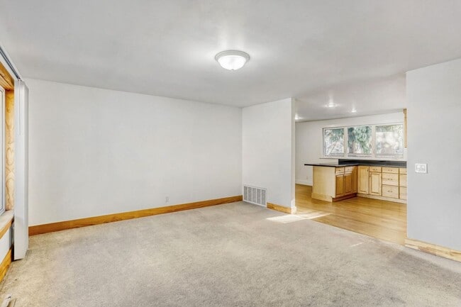 Building Photo - Amazing 3bed/1.5bath with Attached Garage in Kirkland!