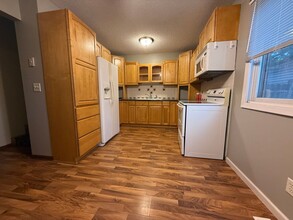 Building Photo - Great 3 bedroom, 1 Bathroom Side by Side T...