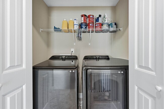 Building Photo - Dog Friendly Three Bedroom with Bonus in Sango!