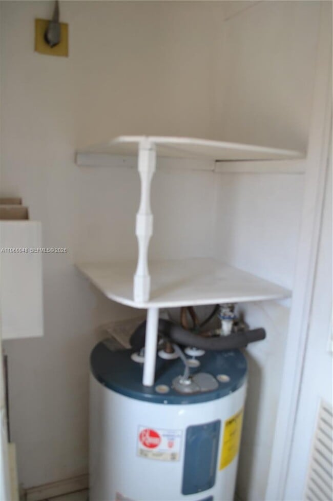 Building Photo - 300 S Hollybrook Dr