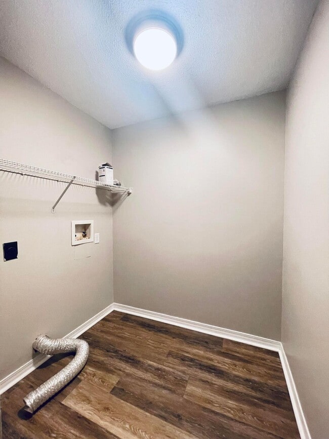 Building Photo - 214 Tooke St