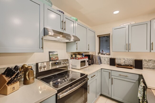 Building Photo - Ideal Downtown 1 BDR Close to Shops & Trails